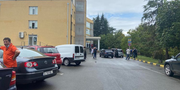 დაჭრა თუ თვითდაზიანება – სოფელ ოზურგეთში დაჭრილი გოგოტიშვილის სახლში სამართალდამცველები მუშაობენ