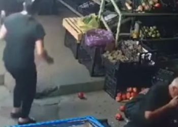 ვიდეო : – მოპედი ქუჩაში გარემოვაჭრეებს დაეჯახა