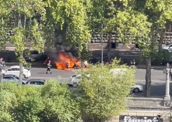 ვიდეო – თბილისში ავტომობილს ცეცხლი წაეკიდა და სრულად დაიწვა