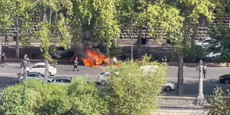 ვიდეო – თბილისში ავტომობილს ცეცხლი წაეკიდა და სრულად დაიწვა