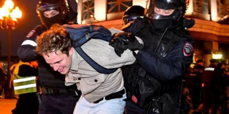 მოსკოვში მობილიზაციის საწინააღმდეგო აქციაზე დაკავებულებს ჯარში გაწვევის უწყისები გადასცეს