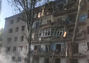 რუსებმა ბახმუტი დაბომბეს, შენობის ნანგრევების ქვეშ მაშველები ადამიანებს ეძებენ