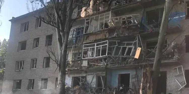 რუსებმა ბახმუტი დაბომბეს, შენობის ნანგრევების ქვეშ მაშველები ადამიანებს ეძებენ