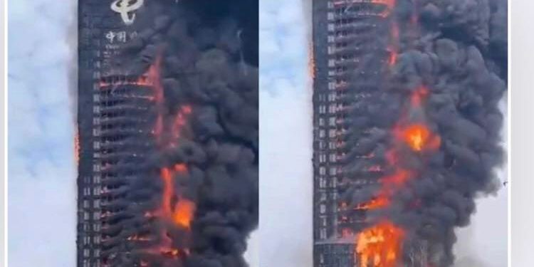 ვიდეო – ჩინეთის ერთ-ერთ ცათამბჯენში მასშტაბურ ხანძარს ებრძვიან