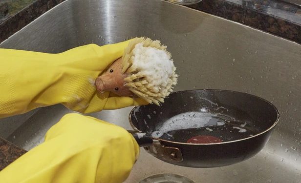 რა შეცდომას ვუშვებთ ცხიმიანი ჭურჭლის ხეხვისას