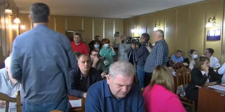 გინება და დაპირისპირება – ოზურგეთის საკრებულოს სხდომაზე კვლავ ხმაურია