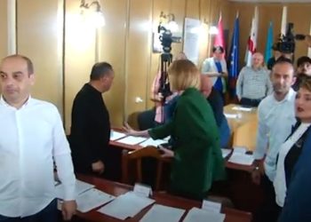 ვიდეო – გინება, ნივთების სროლა და დაპირისპირება  ოზურგეთის საკრებულოზე