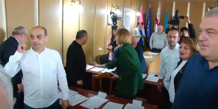 ვიდეო – გინება, ნივთების სროლა და დაპირისპირება ოზურგეთის საკრებულოზე