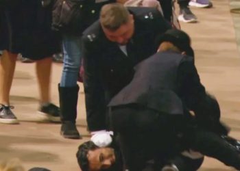 28 წლის მამაკაცმა ელისაბედ მეორის კუბოს გახსნა სცადა – სკანდალი დაკრძალვის ცერემონიაზე