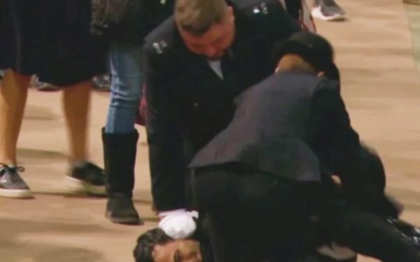 28 წლის მამაკაცმა ელისაბედ მეორის კუბოს გახსნა სცადა – სკანდალი დაკრძალვის ცერემონიაზე