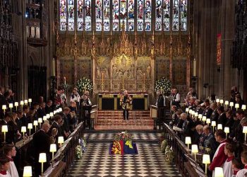 ელისაბედ მეორე უინძორის სასახლის ტერიტორიაზე დაკრძალეს