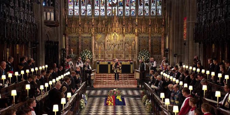 ელისაბედ მეორე უინძორის სასახლის ტერიტორიაზე დაკრძალეს