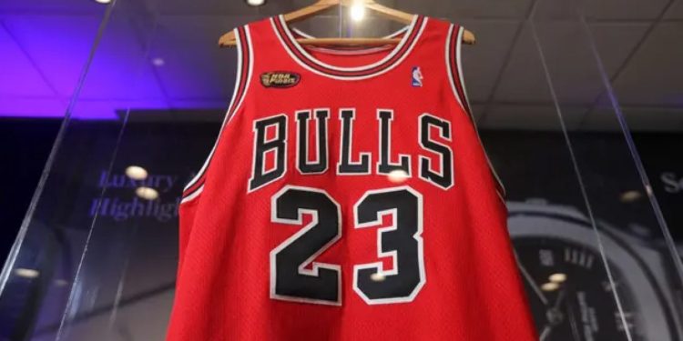 რამდენ მილიონად გაიყიდა მაისური , რომელიც მაიკლ ჯორდანს 1998 წელს NBA-ს ფინალში ეცვა