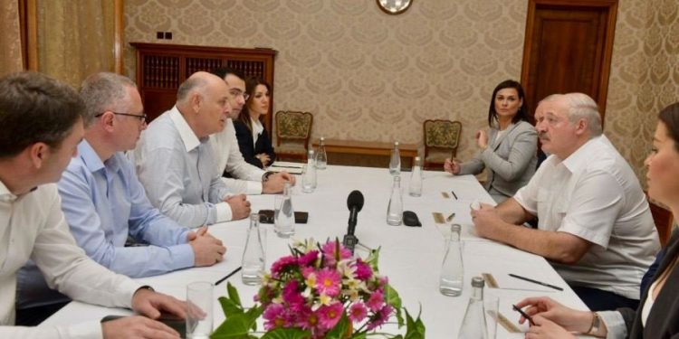 აფხაზეთში არაოფიციალური ვიზიტით ბელარუსის პრეზიდენტი ჩავიდა