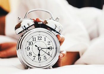 საწოლის თეთრეულის დაუთავება და მაღვიძარა სახიფათოა ჯანმრთელობისთვის –რჩევები