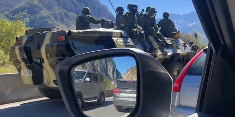 დგას თუ არა ლარსის სასაზღვრო პუნქტთან რუსული ჯავშანტრანსპორტიორი