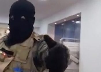 2 მილიონი, ვერტმფრენი, რუსეთის დროშა და ანკესი – რა ითხოვს თავდამსხმელი