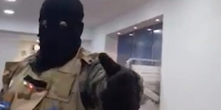 2 მილიონი, ვერტმფრენი, რუსეთის დროშა და ანკესი – რა ითხოვს თავდამსხმელი