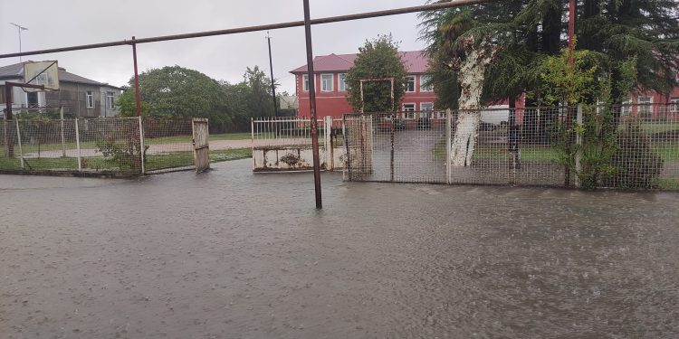 ოზურგეთში ერთ – ერთი სკოლის შესასვლელი დაიტბორა