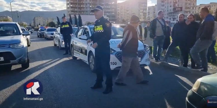 რუსთავში ავტომობილი დედასა და 2 მცირეწლოვან ბავშვს დაეჯახა [video]