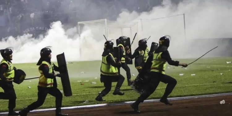 ინდონეზიაში საფეხბურთო მატჩის შემდგომ მომხდარი ჭყლეტისას სულ მცირე 129 ადამიანი დაიღუპა