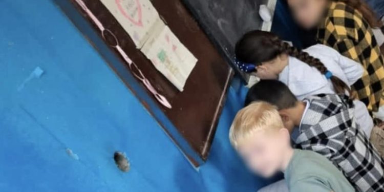 მარნეულში მასწავლებელმა ბავშვები მუხლებზე დააყენა