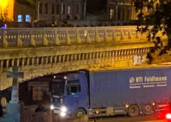 თბილისში, სატვირთო ავტომანქანა ხიდის ქვეშ გაიჭედა