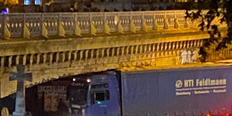 თბილისში, სატვირთო ავტომანქანა ხიდის ქვეშ გაიჭედა