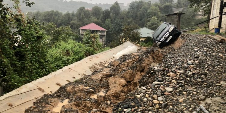 ბათუმში, საცხოვრებელ სახლთან მიწის მასა ჩამოიშალა