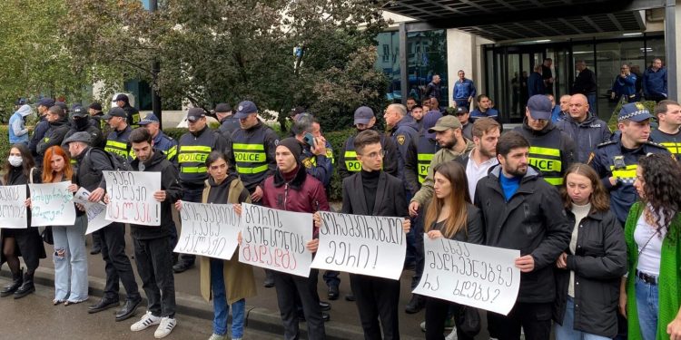 „გადადგეს კალაძე“ – ამ ლოზუნგით თბილისის მერიასთან საპროტესტო აქცია მიმდინარეობს