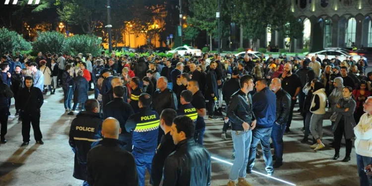 ვაკის პარკში მომხდარ ტრაგიკულ შემთხვევასთან დაკავშირებით პარლამენტთან აქცია მიმდინარეობს