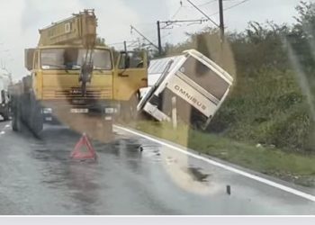 ვიდეო – რა ხდება ადგილზე, სადაც თბილისი-ზუგდიდის ავტობუსი გზიდან გადავარდა