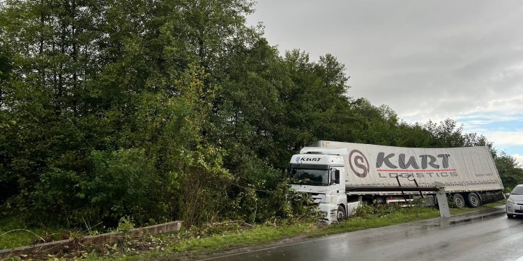 ფოტოები – ავტოსაგზაო შემთხვევა ურეკის გზაზე