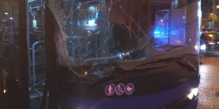 ბათუმში, ავტობუსი და მატარებელი ერთმანეთს შეეჯახა