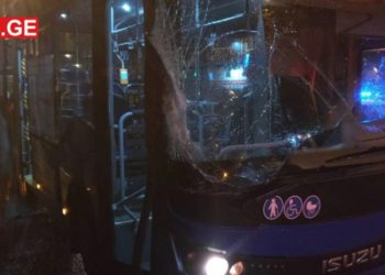 ბათუმში ერთმანეთს ავტობუსი და მატარებელი შეეჯახა