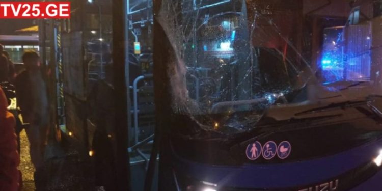 ბათუმში ერთმანეთს ავტობუსი და მატარებელი შეეჯახა