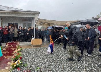 უკრაინაში დაღუპული ედიშერ კვარაცხელიას ეზოში რუსული დროშა დაწვეს