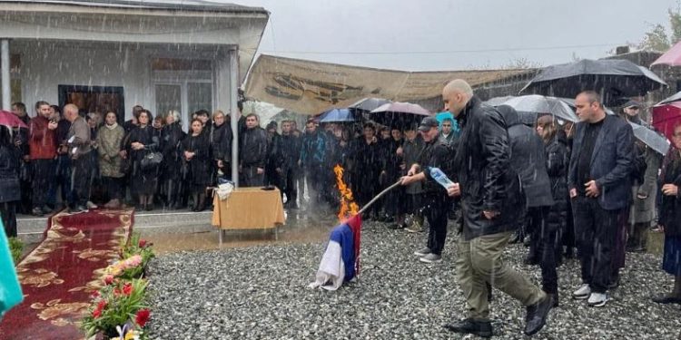 უკრაინაში დაღუპული ედიშერ კვარაცხელიას ეზოში რუსული დროშა დაწვეს