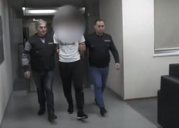 პირი, რომელიც 10 წლის ბავშვს დანის მუქარით სახლის კარის გაღებას აიძულებდა, დააკავეს