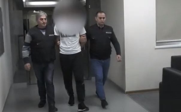 პირი, რომელიც 10 წლის ბავშვს დანის მუქარით სახლის კარის გაღებას აიძულებდა, დააკავეს