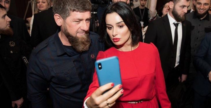 “შენს მრავალფეროვნებაშია შენი მთავარი ძალა” – თინა კანდელაკი კადიროვს დაბადების დღეს ულოცავს