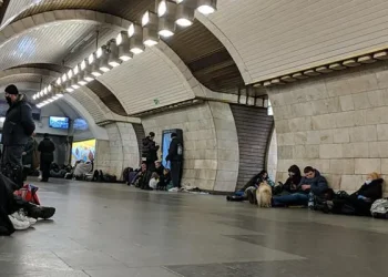 რუსებმა ხარკოვსაც დაარტყეს , ადამიანები მეტროსადგურებს აფარებენ თავს