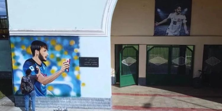 ფოტოები – წალენჯიხელმა ბიჭმა სტადიონის შესასვლელზე, ხვიჩა კვარაცხელიას სტენსილი მოხატა