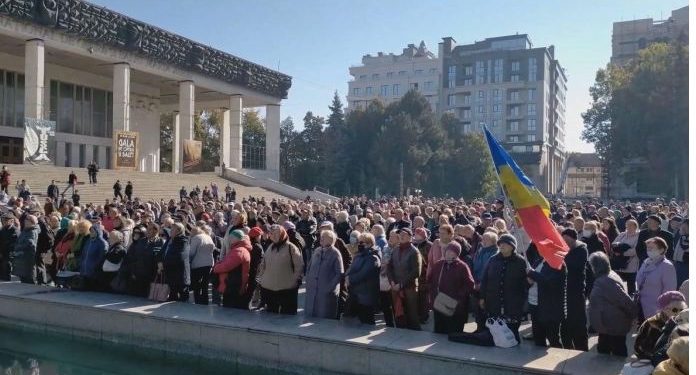 მოლდოვაში პრეზიდენტის გადადგომას ითხოვენ – პარლამენტის შენობის წინ კარვები გაშალეს