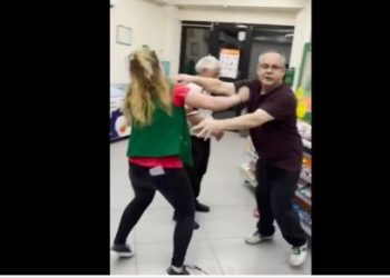 ვიდეო – ფიზიკური დაპირისპირება „ორ ნაბიჯში“ – მთვრალი უცხოელი თანამშრომლებს თავს დაესხა