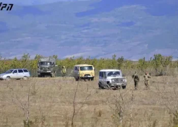 სოფელ ქარელში , რუსეთის საოკუპაციო ძალების წარმომადგენლებმა ლითონის ბოძები და მავთულხლართები დაამონტაჟეს