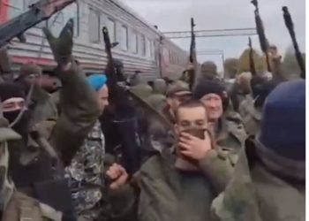 500 რუსი სამხედრო, რომლებიც უკრაინაში საომრად არიან მობილიზებული ვიდეოს ავრცელებენ და „ცხოველურ პირობებს“ უჩივიან