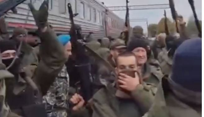 500 რუსი სამხედრო, რომლებიც უკრაინაში საომრად არიან მობილიზებული ვიდეოს ავრცელებენ და „ცხოველურ პირობებს“ უჩივიან