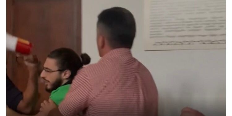 ჩხუბი თსუ-ში – წულუკიანთან შეკითხვების დასასმელად მისული სტუდენტები დარბაზიდან გააძევეს