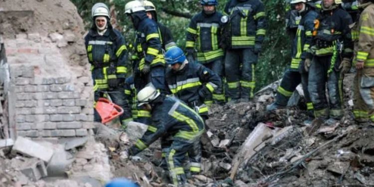 ზაპოროჟიეში, შენობიდან, რომელსაც რუსული რაკეტა მოხვდა, 6 ადამიანის ცხედარი ამოიყვანეს